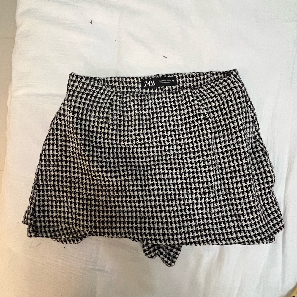 Zara Black and White Houndstooth Skirt
